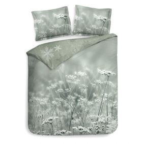 Winters, grijsgroen dekbedovertrek van Heckettlane met een print van bevroren bloemen